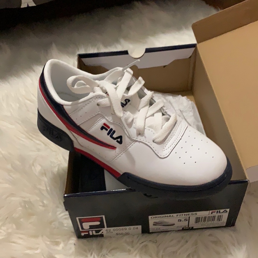 Tennis shoes